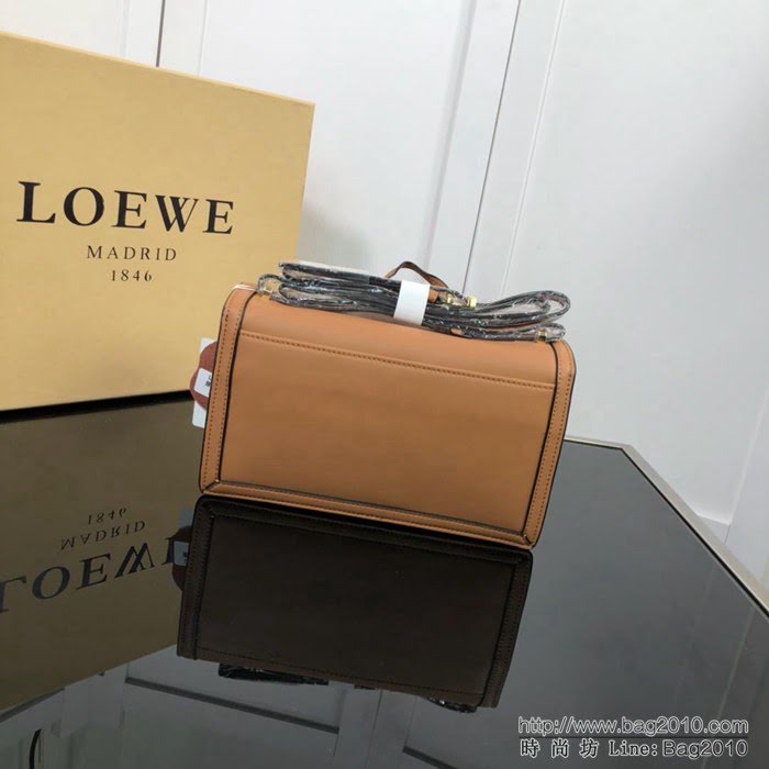 LOEWE羅意威 原單品質 Barcelona三角包 L01582016 最新概念款 牛皮肩背斜挎包  jdl1147